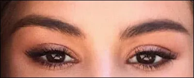 Pas énormément maquillée. Qui est-ce ?