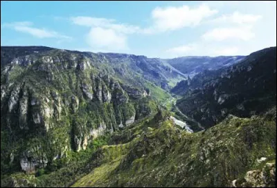 Dans quel d&eacute;partement se trouve le "point sublime" des Gorges du Tarn ?