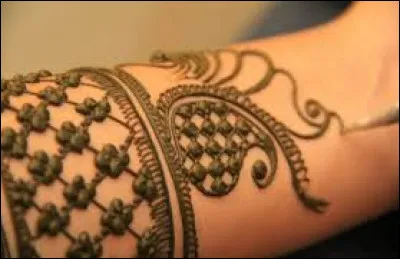 Le tatouage au henné, ou mehndï, est une pratique traditionnelle qui consiste à faire des dessins sur la peau. Mais sur quelles parties du corps sont-elles réalisées généralement ?