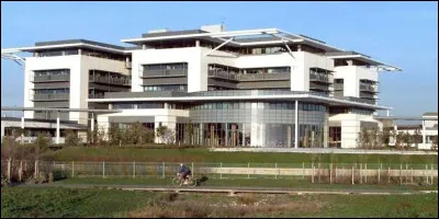 Une vue de la monumentale maison roc... du département n° 17. C'est-à-dire ?