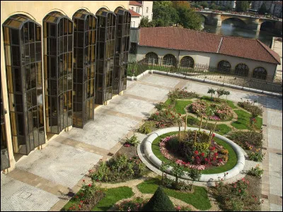 En direct de la maison for...[Complétez !] du département n° 57. C'est-à-dire ?