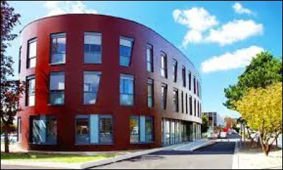 Vous êtes face à la maison mont...[Complétez !] du département n° 45. Vous voyez ce que je veux dire (c'est à dire : rouge !) ?