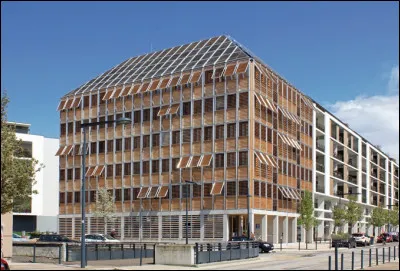 Dans le même département que la Q1, voici une autre maison du département, voi...[Complétez !] cette fois. Vous allez trouver ?