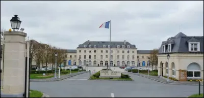 Auraient-ils reprise une ancienne caserne, pour la maison saint-l... du département n° 50 ?