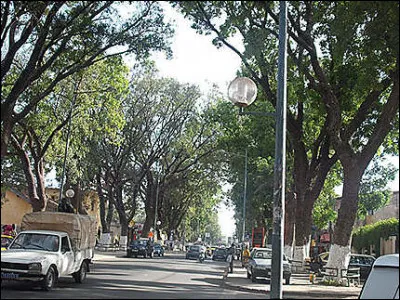 Thiès, 300 000 habitants, est une ville d'...