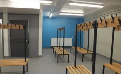 Avant de se mettre en tenue pour faire le sport ou les manuvres, les apprentis pompiers doivent se changer dans les...