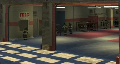 Direction l'extérieur : C'est dans ce lieu que nos engins de manuvre sont entreposés. Sur cette image, il s'agit d'une caserne dans un jeu vidéo. Que signifie "FDLC" sur le mur ?