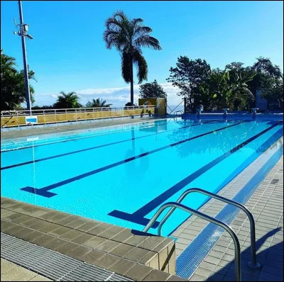 Dans cette piscine, les jeunes apprennent les techniques de sauvetage en milieu...