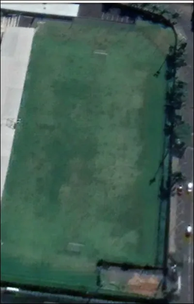 Ce terrain de football est si grand qu'il peut accueillir un...