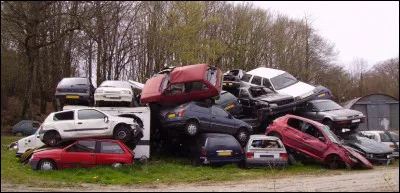 Ces voitures pas très neuves nous servent pour des exercices en cas d'accident de la route ou de feux. D'après vous, quel est notre fournisseur ?