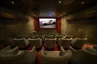 Vient ensuite le moment de visionner les films et c'est par ici que ça se passe. Combien y a-t-il de chaises au premier rang ?