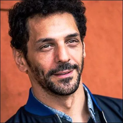 Dans quelle s&eacute;rie t&eacute;l&eacute;vis&eacute;e Tomer Sisley incarne-t-il un m&eacute;decin-l&eacute;giste ?