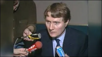 N&eacute; &agrave; Raon-l'&Eacute;tape, Alain Devaquet avait propos&eacute; une r&eacute;forme des universit&eacute;s qui provoqua une vive contestation des &eacute;tudiants durant laquelle Malik Oussekine perdit la vie. Qu'est-ce qui a provoqu&eacute; sa mort ?