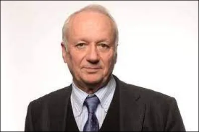 Natif d'&Eacute;pinal, Jean-Marie Cavada a partag&eacute; pendant dix ans la vie de la journaliste qui pr&eacute;sente ''Cash Investigation''. Quel est son nom ?