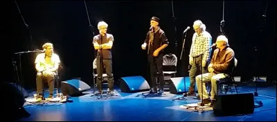 Un groupe vocal québécois fondé en 1994. Quel nom, svp ?