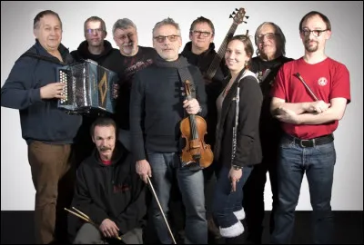 Ces Mosellans ont fêté leur 50 ans de carrière en 2014 : ils ont fait de nombreuses "1re parties" pour Tri Yann, Carlos Nunez, Sonerien Du, Gilles Servat, Soldat Louis, etc. Mais le bénévolat, c'est du travail dissimulé, non ?