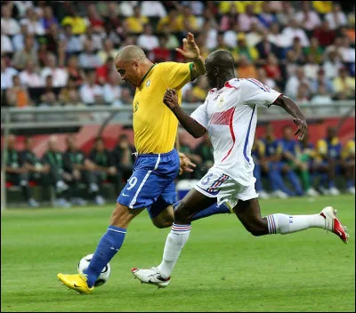 En inscrivant trois buts en 2006, il devient alors le meilleur buteur de la Coupe du monde avec quinze buts : c'est ...