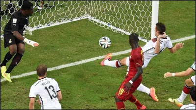 En marquant deux buts et son 16e en phase finale de Coupe du monde, cet attaquant établit le nouveau record de buts : il s'agit de ...