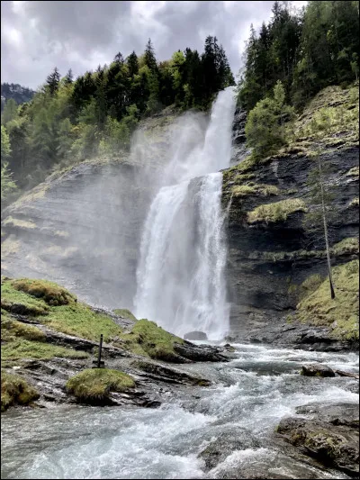 Dans quel département verrez-vous la cascade du Rouget à Sixt-Fer-à-Cheval ?