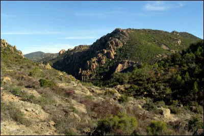 Dans quel département pourrez-vous marcher dans le massif des Maures ?