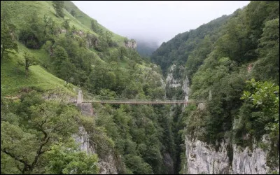 Dans quel département devrez-vous vous rendre pour voir les gorges d'Olhadubi ?