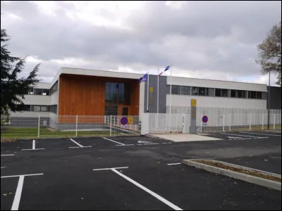 Beaucoup plus modeste est celle, da...[Compl&eacute;tez !], du d&eacute;partement 07, vous ne trouvez pas ?