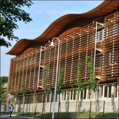 Toute moderne est la maison du d&eacute;partement cr...[Compl&eacute;tez !] dans le 38.