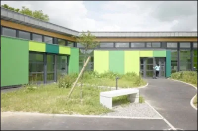 Dans le d&eacute;partement voisin (86), ici la maison bes...[Compl&eacute;tez !] du d&eacute;partement.