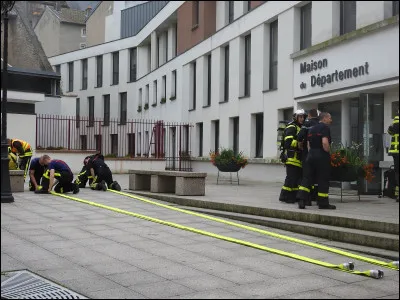Vous voyez ici la maison lu...[Compl&eacute;tez !] du d&eacute;partement 54.