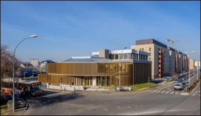 Cette maison man...[Compl&eacute;tez !] du d&eacute;partement est dans le 72.