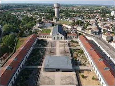 Voici la maison d&eacute;partementale ni...[Compl&eacute;tez !] du 79.