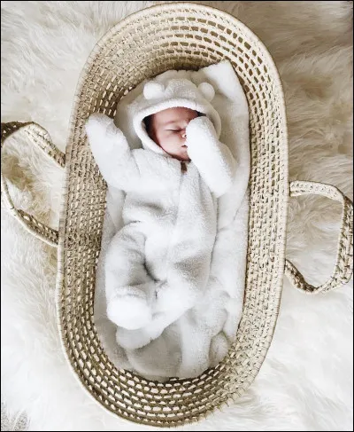 Elle enlève les bébés.