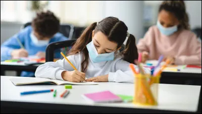 Le professeur propose un travail de groupe.