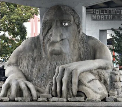 Son double s’appelle Weaver &agrave; Seattle.