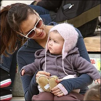 Comment se nomme la puce de Jessica Alba ?