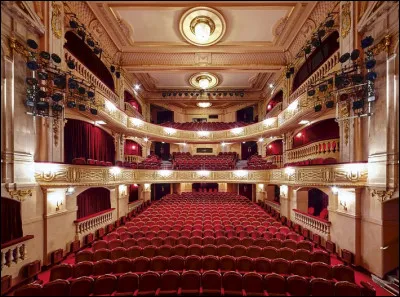 Ta classe décide de monter une pièce de théâtre.