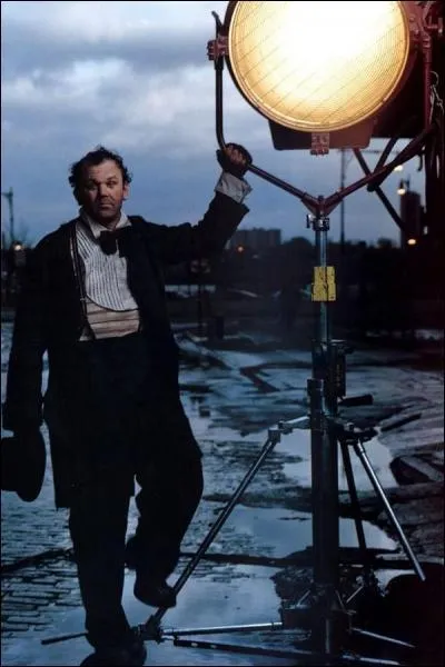 Qui incarne Amos Hart ?