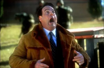 Qui interprte le gouverneur Lewis ?