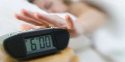 Ton réveil sonne. Il est 6h du matin. C'est une nouvelle journée d'école. Ton réveil sonne et te réveille alors que tu dormais super bien. Comment réagis-tu ?