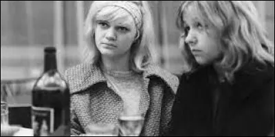 Quel cinéaste, alors au début de sa carrière, réalise en 1965 "Les Amours d'une blonde" dans lequel la hiérarchie militaire organise des manoeuvres afin de pouvoir organiser des bals et que les ouvrières d'une usine textile rencontrent des hommes ?