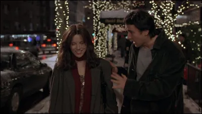 Dans ce film, à l'approche des fêtes de fin d'année, en 1990, Jonathan Trager croise dans la foule Sara : c'est le coup de foudre Quelle est cette comédie romantique qui commence et se termine dans un centre commercial, en pleines fêtes de Noël ?