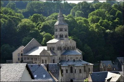 Où irez-vous pour voir l'église romane d'Orcival ?