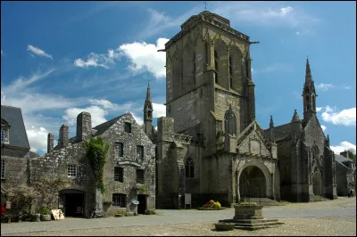 Où se trouve le village de Locronan ?