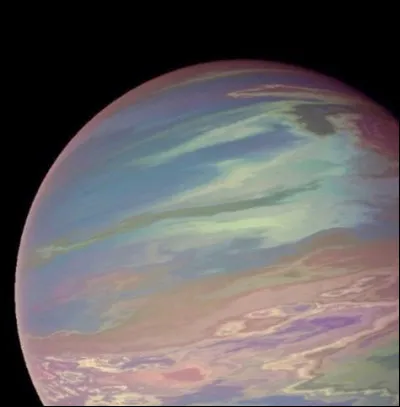 En juillet 1979, la sonde Voyager 2 survole la plus grosse planète du Système solaire :