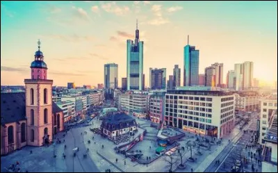 En quelle année un attentat a-t-il lieu à Wurtzbourg (Allemagne) le 18 juillet ?