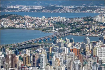 Florianopolis, 420 000 habitants, est une ville d'...