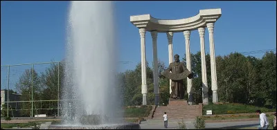 Fergana, 250 000 habitants, est une ville d'...