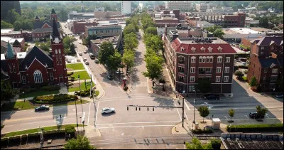 Fayetteville, 200 000 habitants, est une ville d'...