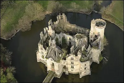 Le château de la la Mothe Chandeniers est construit au XIIIe siècle près de Loudun (Vienne), puis rénové en 1870 dans le style néogothique. Pourquoi a-t-il depuis été endommagé ?