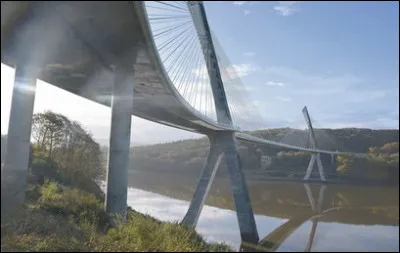 Dans la région du Crozon (Finistère), vous pourrez admirer le pont de Térénez, qui dans une superbe courbure s'inscrit dans le paysage sauvage. Quelle première mondiale doit-on à ses concepteurs ?